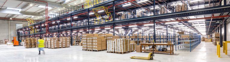 Entrepôt e-commerce et retail proche Paris stockage palette étagères et en suspendu dédié à la mode et aux accessoires