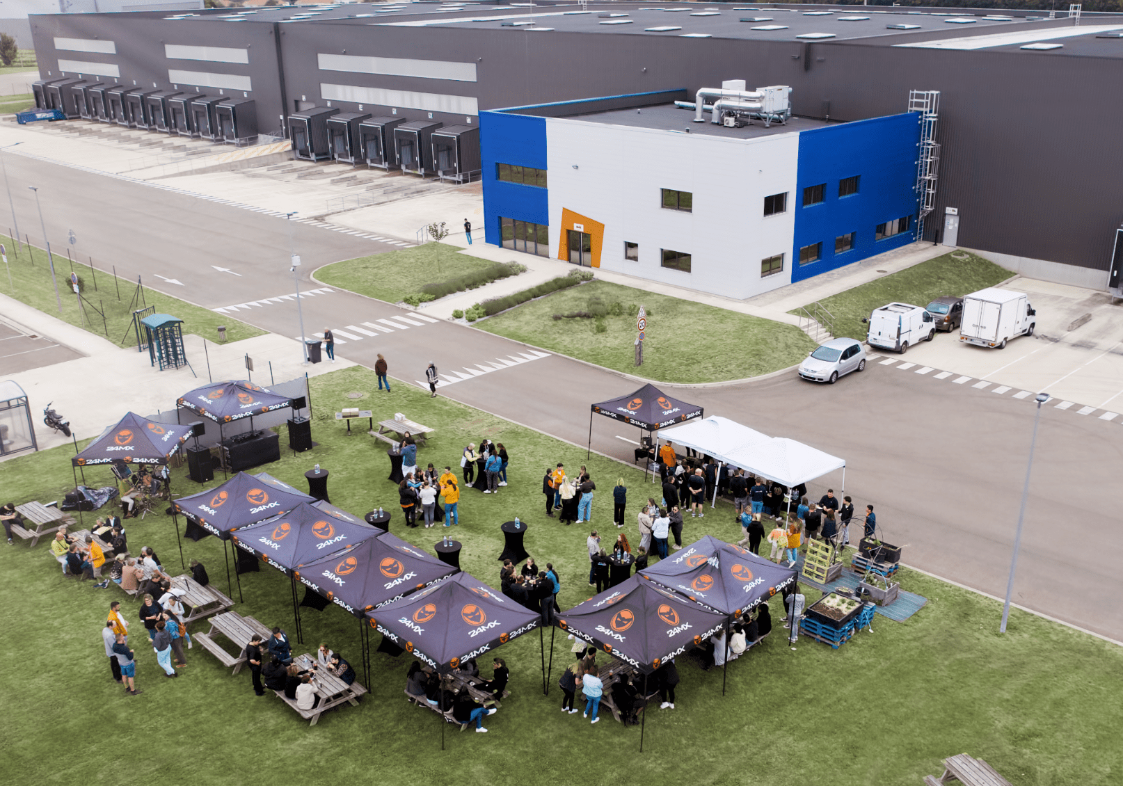 illustration conviviale du climat agréable de travail chez Logtex lors de la fête des 20 ans de l'entreprise en juin 2026
