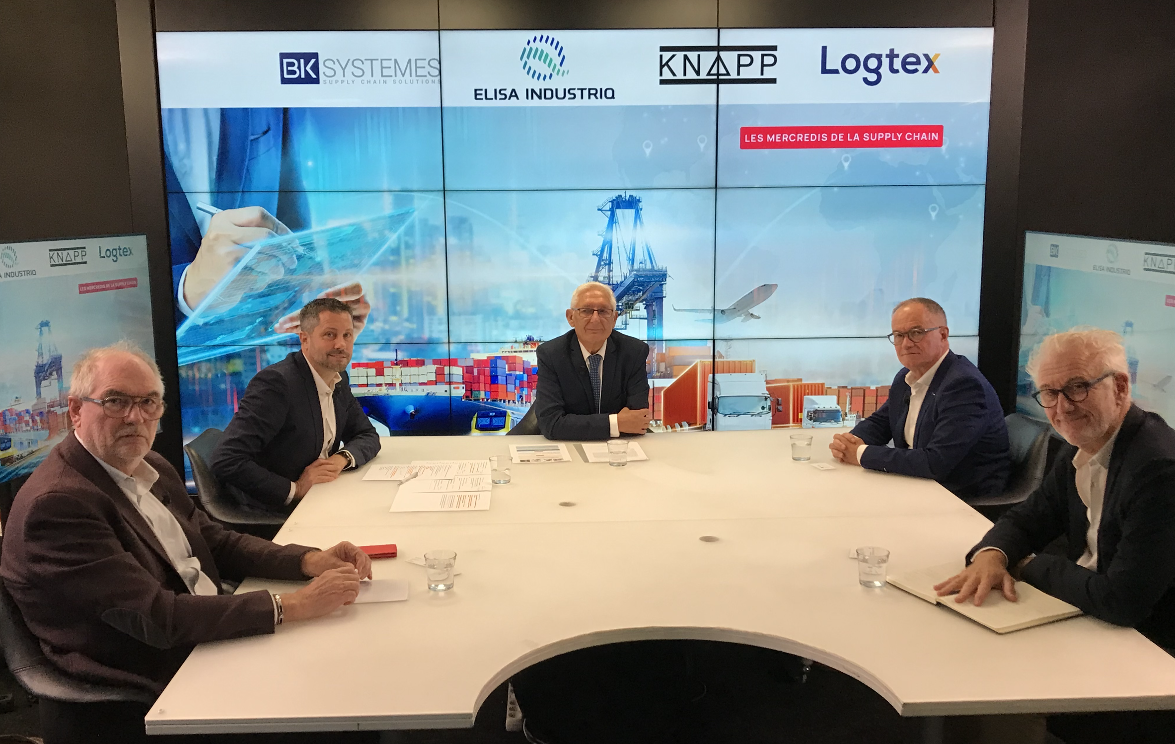 Photo des participants à la table ronde spéciale logistique textile : les représentants de BK Systèmes, Knapp, Elisa Industriq et le Président de Logtex entourent Jean-Philippe Guillaume, l'animateur